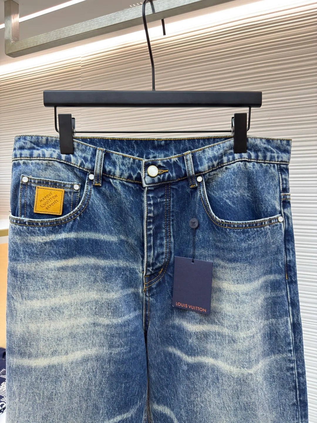 LOUIS VUITTON sun-faded jeans ●Authentic product: purchased and developed for 14800 ●Item number: 1680025-B45 ●Material: denim denim ●Technology: sun-faded ●Version: fitted version ●Size: 30-32-34-36 ●Weight: about 760g ●Description: Classic blue, aged and faded, full of retro tones, like something out of a 90s fashion magazine. Wear it, casual and comfortable, full of relaxation, and easily create a fashionable atmosphere. The fabric is soft and elastic, allowing you to move freely while wearing it, and it will carry the wind when you walk. The three-dimensional tailoring fits the shape of the legs, hides the flesh and makes the legs straight, and can be controlled by both pear-shaped and rectangular figures. The overall wiring is straight and delicate, the fabric is comfortable and soft, and the color is consistent without color difference. It can be matched with the same style to create a fashionable look and control various occasions. Customized accessories, complete with three standards, same style for men and women!